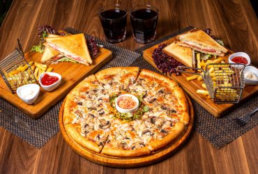 side-view-pizza-with-chicken-mushrooms-served-with-sauce-vegetables-salad-wooden-plate side-view-pizza-with-chicken-mushrooms-served-with-sauce-vegetables-salad-wooden-plate